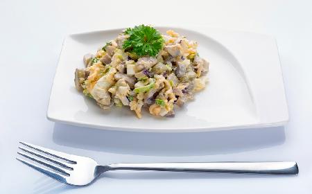 Letnia sałatka z marynowanymi pieczarkami i porem