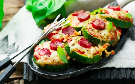 Szałowe kąski z cukinii: talarki o smaku pizzy