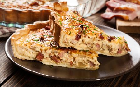 Tarta z cebulą i boczkiem na kruchym spodzie