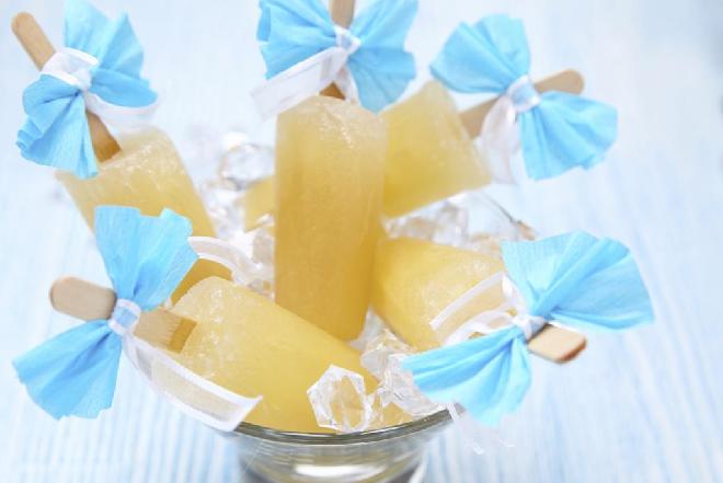 Domowe lody na patyku z mango