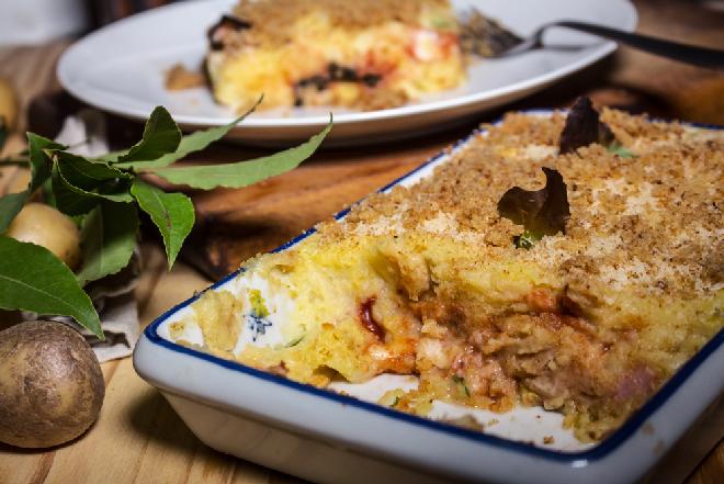 Placek z puree ziemniaczanego z salami i mozzarellą