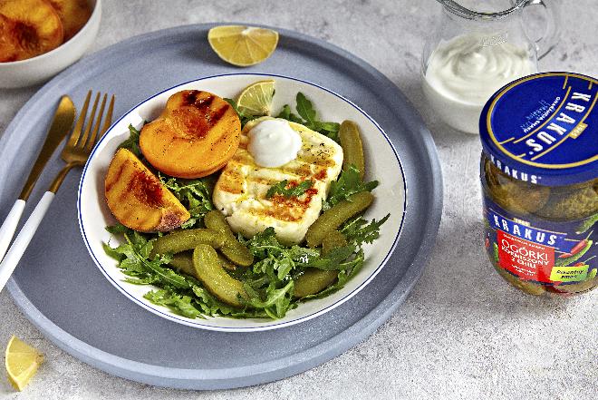 Grillowany ser halloumi z brzoskwiniami, korniszonami i sosem chrzanowym
