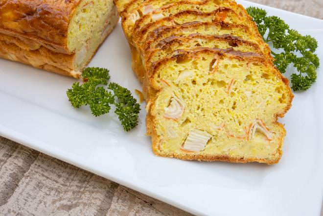 Wytrawny keks z krabowymi paluszkami surimi