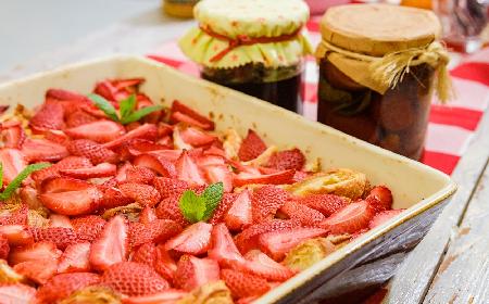 Czerstwe ciasto drożdżowe z owocami