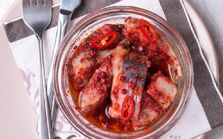 Diabelskie śledzie w oleju z chili: przepis na hit wśród zakąsek!