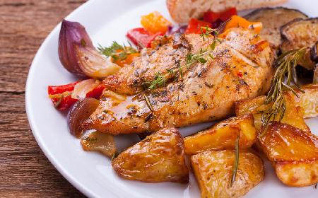 Pierś kurczaka zapiekana z warzywami: pysznie, zdrowo, jednogarnkowo
