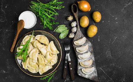 Delikatne pierogi z ziemniakami, serkiem topionym i cebulą - niedrogo i pysznie