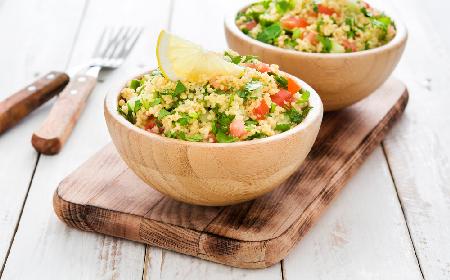 Sałatka tabbouleh: przepis na sałatkę z kaszą kuskus