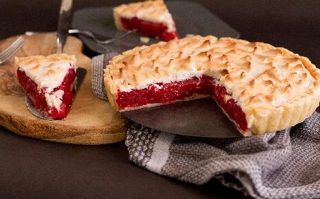 Tarta z czereśniami i bezą: przepis na pyszne ciasto