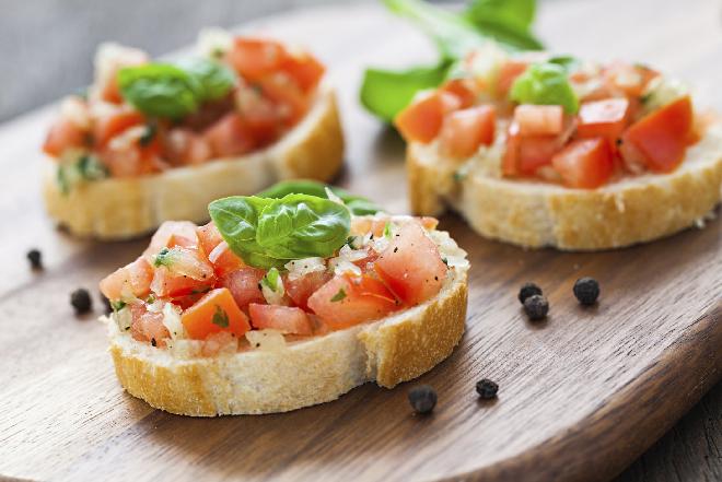 Bruschetta z agrestem i pomidorami - pomysł na lunch