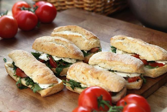 Zapiekanki z mozzarellą i estragonem: przepis na śniadanie lub szybką przekąskę