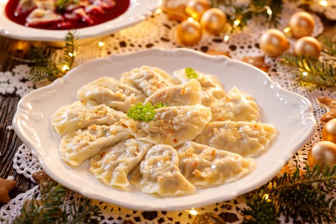 Nie czekaj, zrób teraz i zamroź! Jak zamrozić pierogi na święta? Sprawdzone triki
