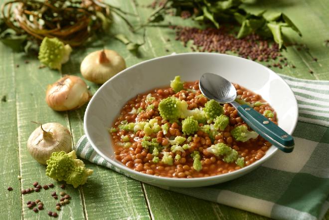 Pikantna zupa z soczewicy i kalafiora romanesco