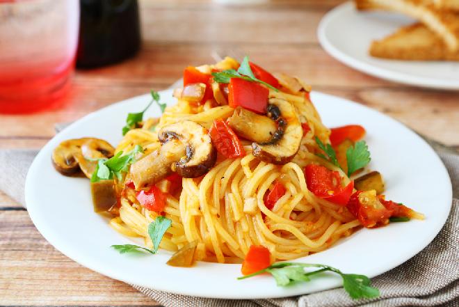 Fantastyczne spaghetti z warzywami i grzybami - szybki i tani jesienny obiad
