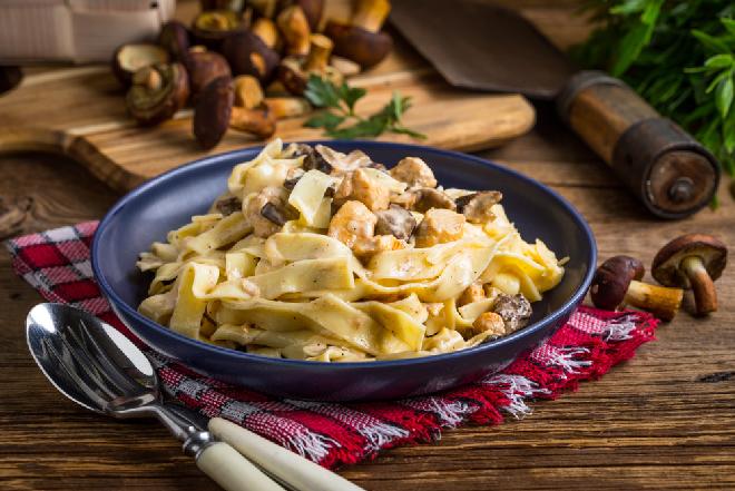 Tagliatelle z podgrzybkami i piersią kurczaka: przepis na super makaron z grzybami leśnymi