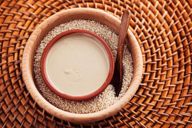 Pasta tahini: co to jest? Do czego można wykorzystać tahinę?