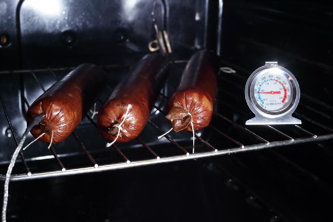 Domowa kiełbasa drobiowa w kolagenowej osłonce: przepis na kiełbasę z piekarnika