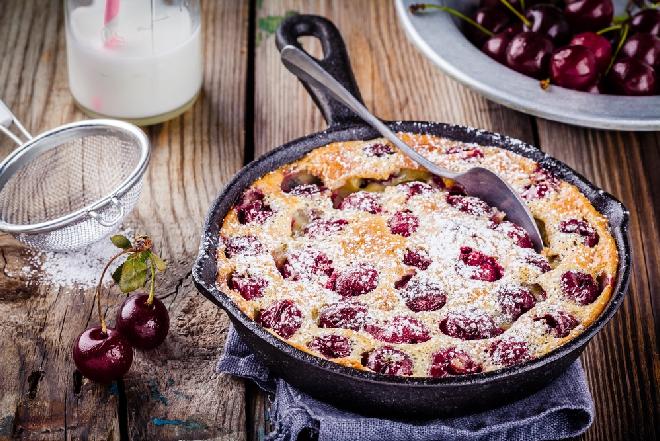 Placek z mrożonymi owocami z patelni: przepis na ciasto zabieganej Pani Domu