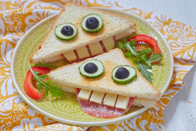 Przekąski na Halloween - przepis na uśmiechnięte krakersy