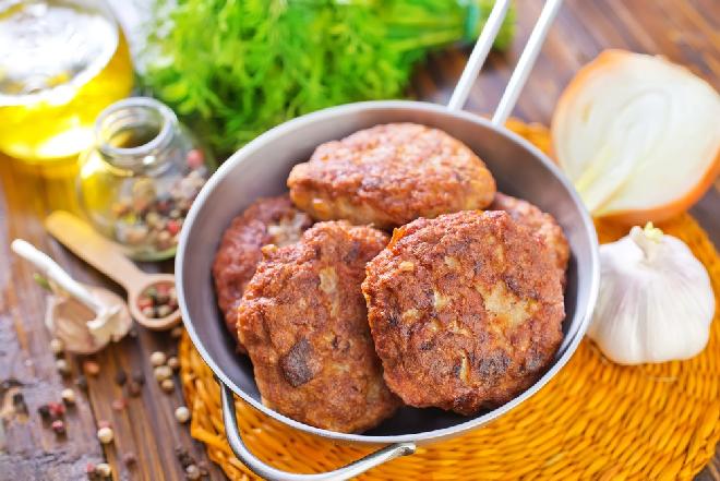 Kotlety z makaronu - jak nie marnować jedzenia, kiedy zostaną kluski z obiadu