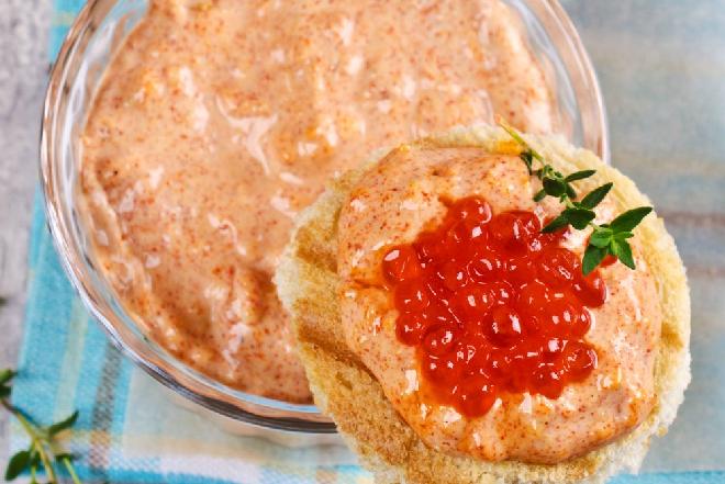 Dip z łososia: przepis na przekąskę do karnawałowego menu