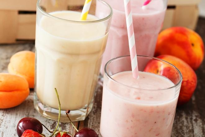 Jogurtowe smoothie z truskawek i brzoskwini